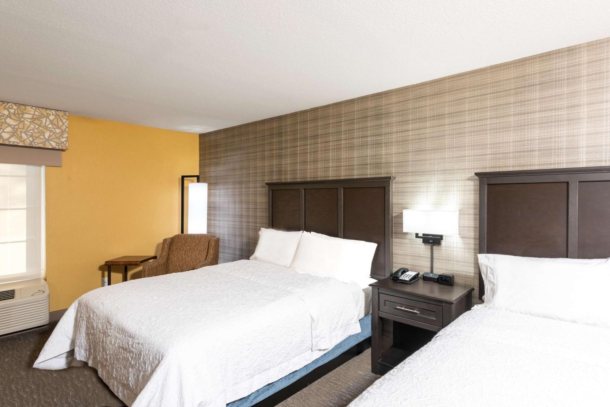 Hampton Inn Holland Buitenkant foto