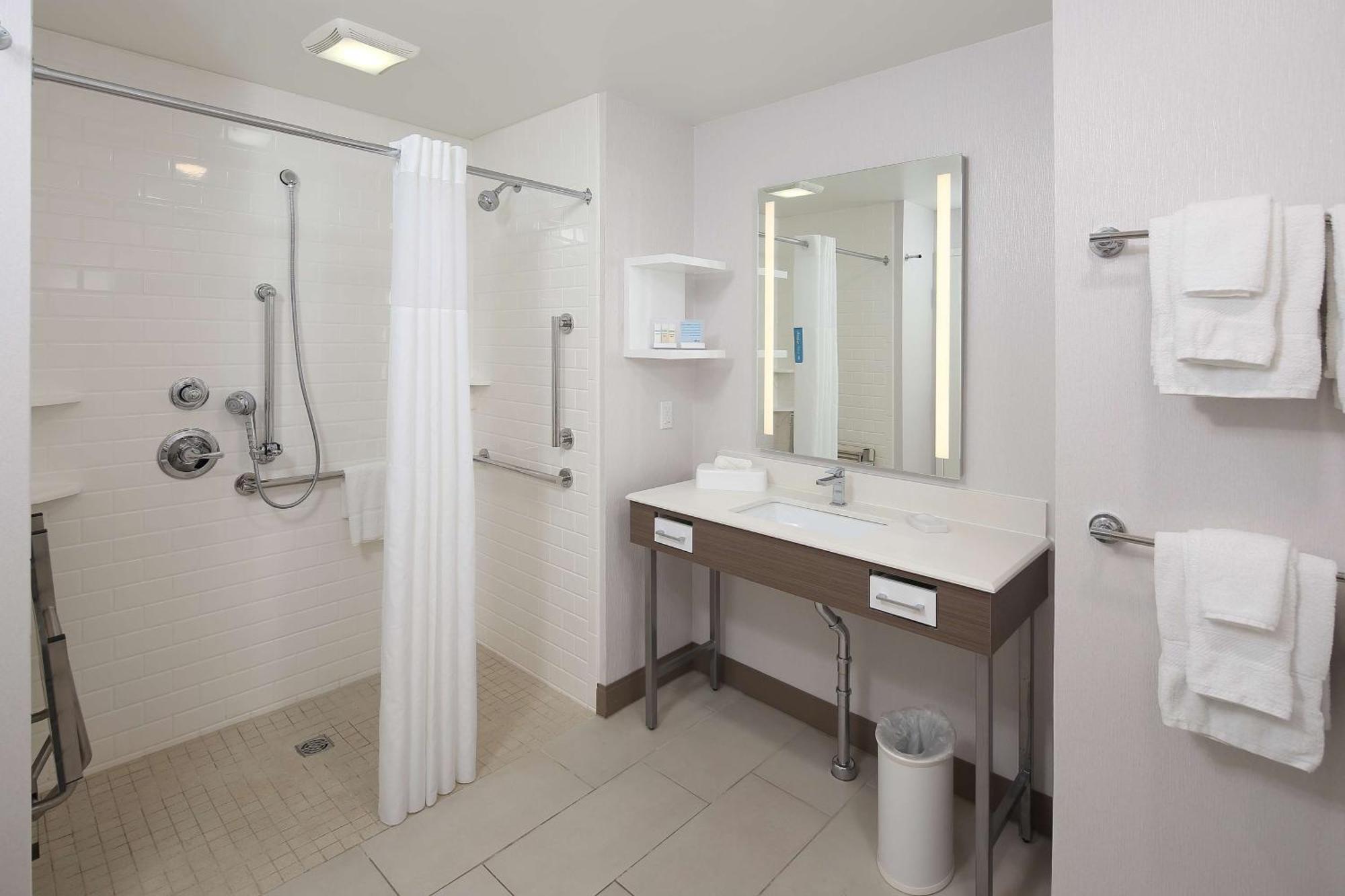 Hampton Inn Holland Buitenkant foto