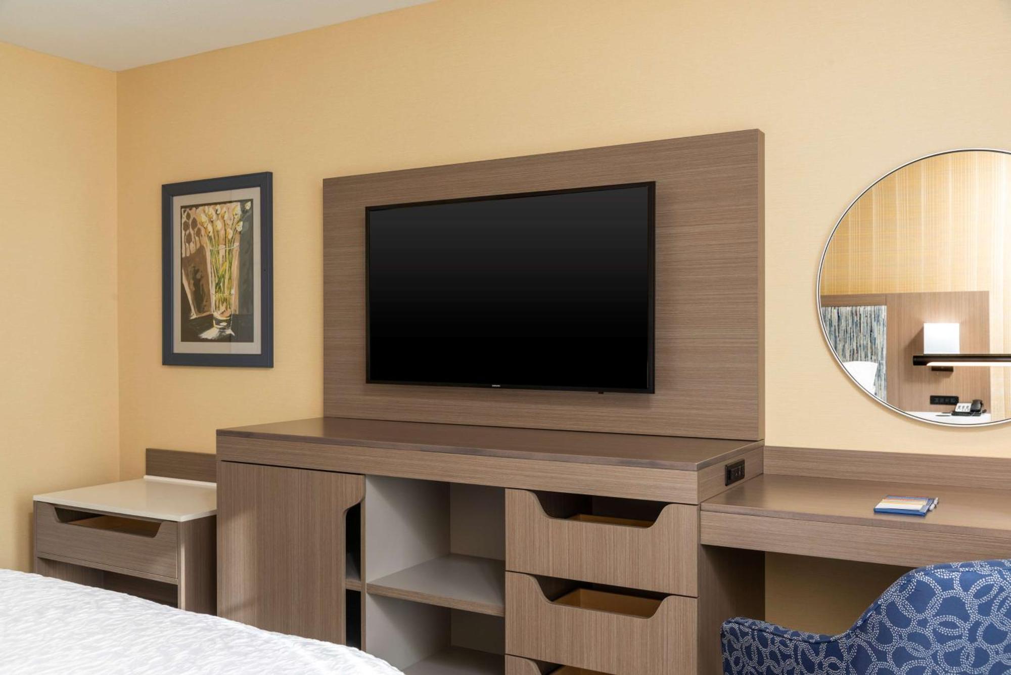 Hampton Inn Holland Buitenkant foto