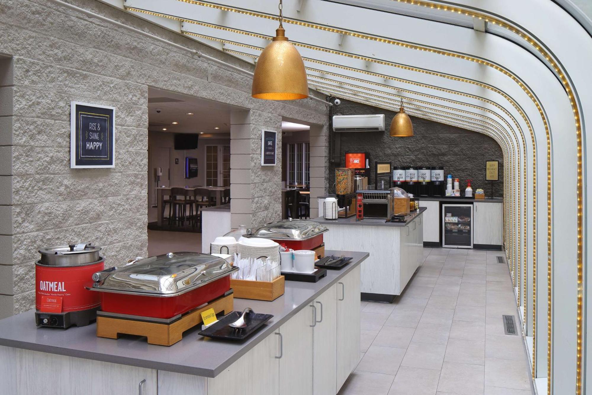 Hampton Inn Holland Buitenkant foto