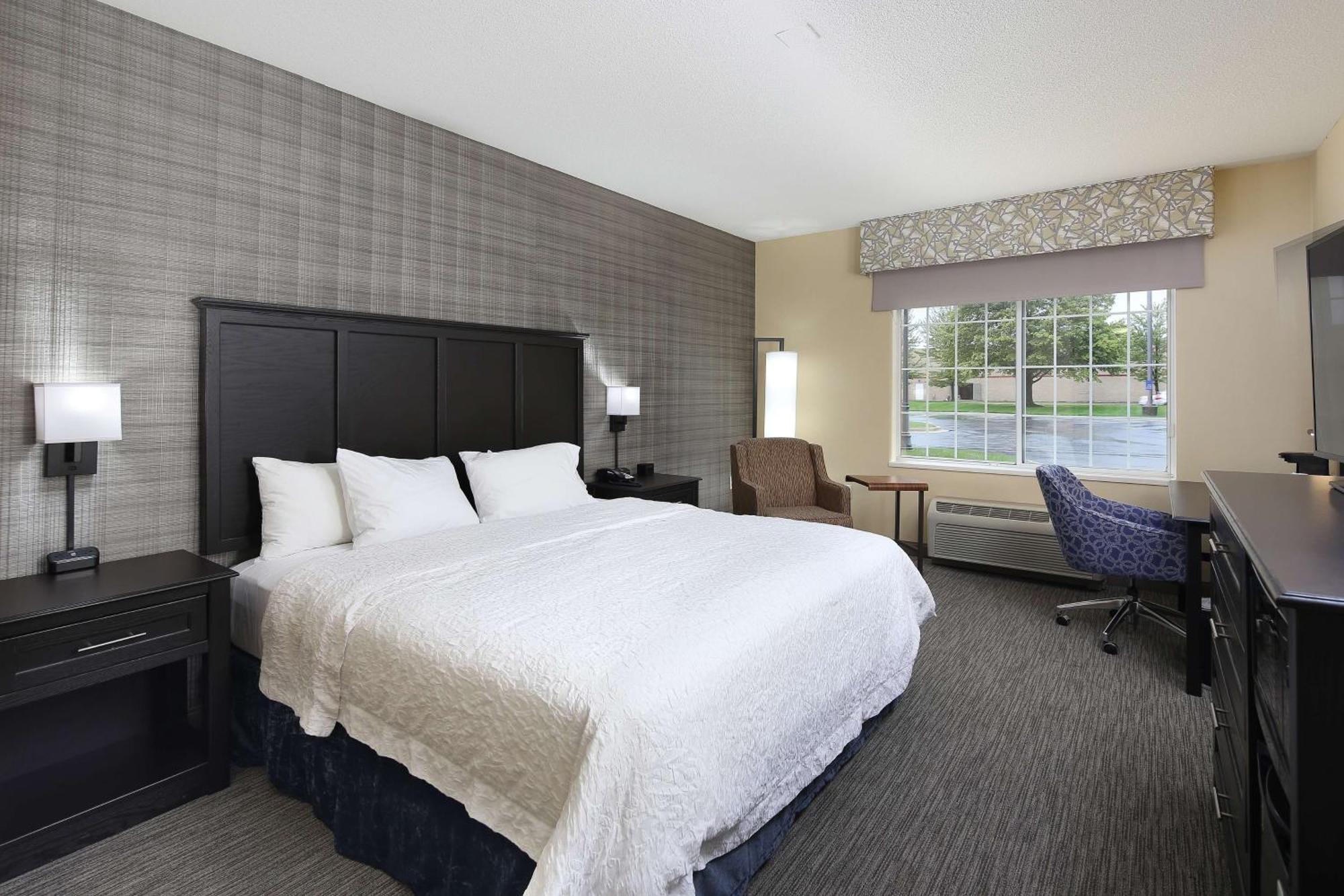 Hampton Inn Holland Buitenkant foto